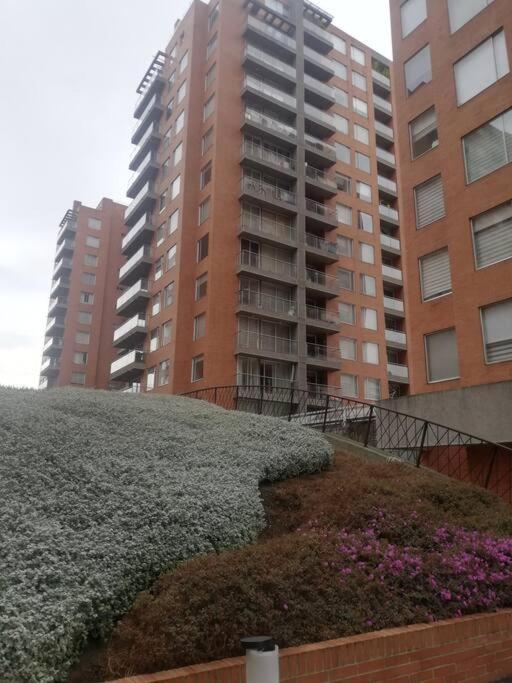 דירות Hermosa Habitacion Privada En Conjunto Residencial Cerca Al Aeropuerto Y Terminal De Bogota, Zonas Comunes Se Comparten Con 1 Persona מראה חיצוני תמונה